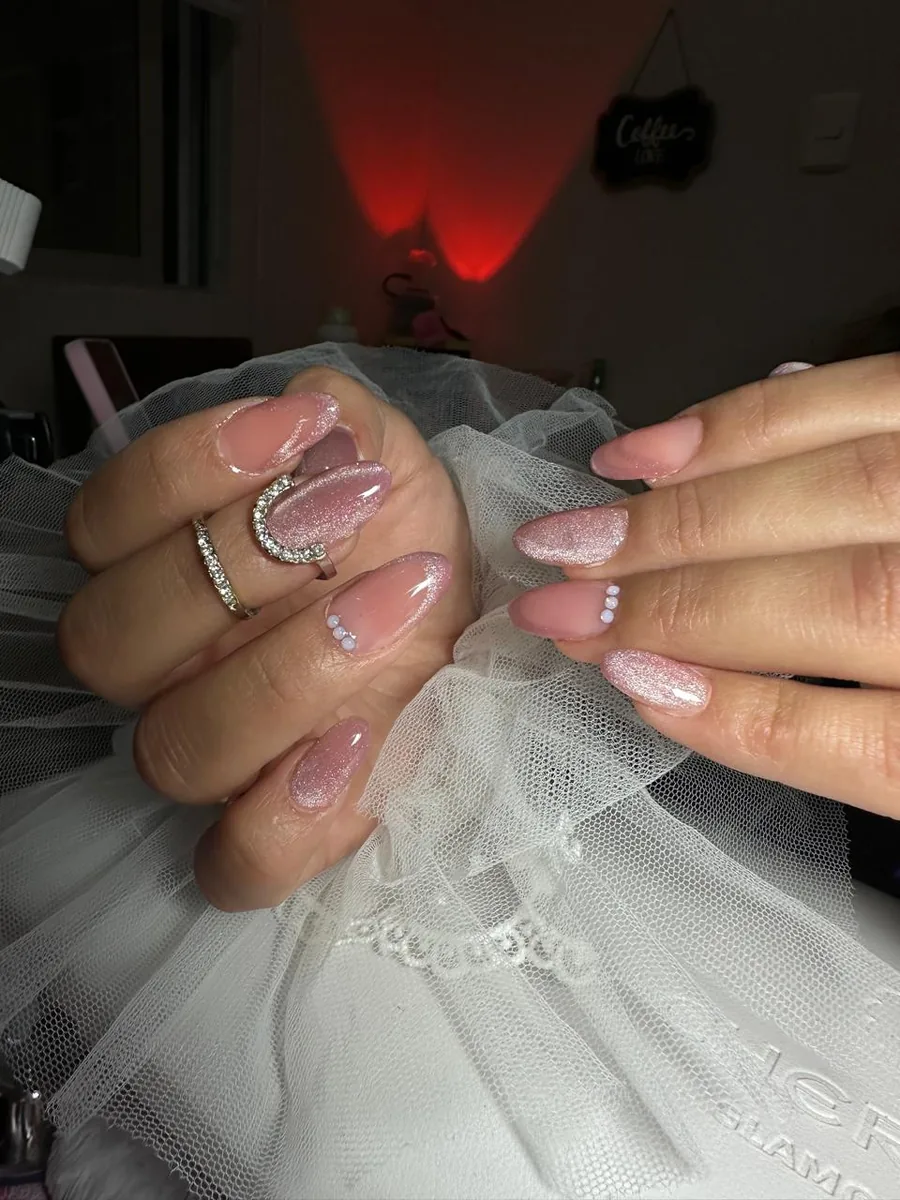 Uñas acrílicas esculpidas con detalle dorado