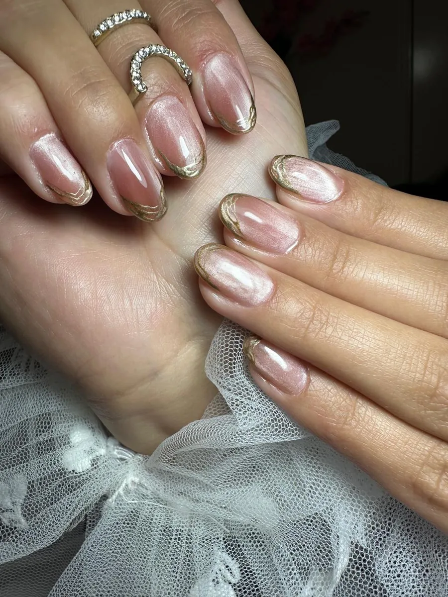 Nail art personalizado con cristales y destellos